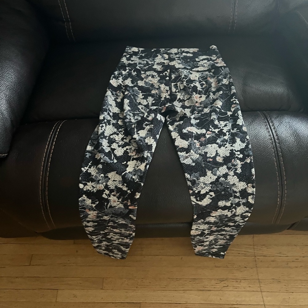 Lululemon Athletica Align size 4, Floral Patterned Leggings, new